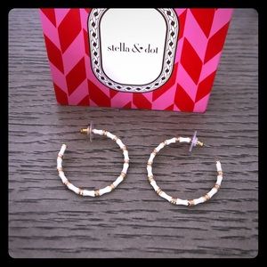 Stella & dot White and Gold Hoop Earrings